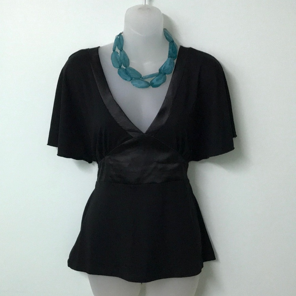 8/$25 💐🌸🌺Black low cut blouse